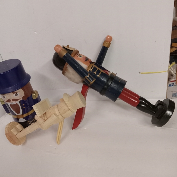 Nut Crackers Lot 2 Wooden & a Tin Canister Vintage & Modern - Picture 11 of 12